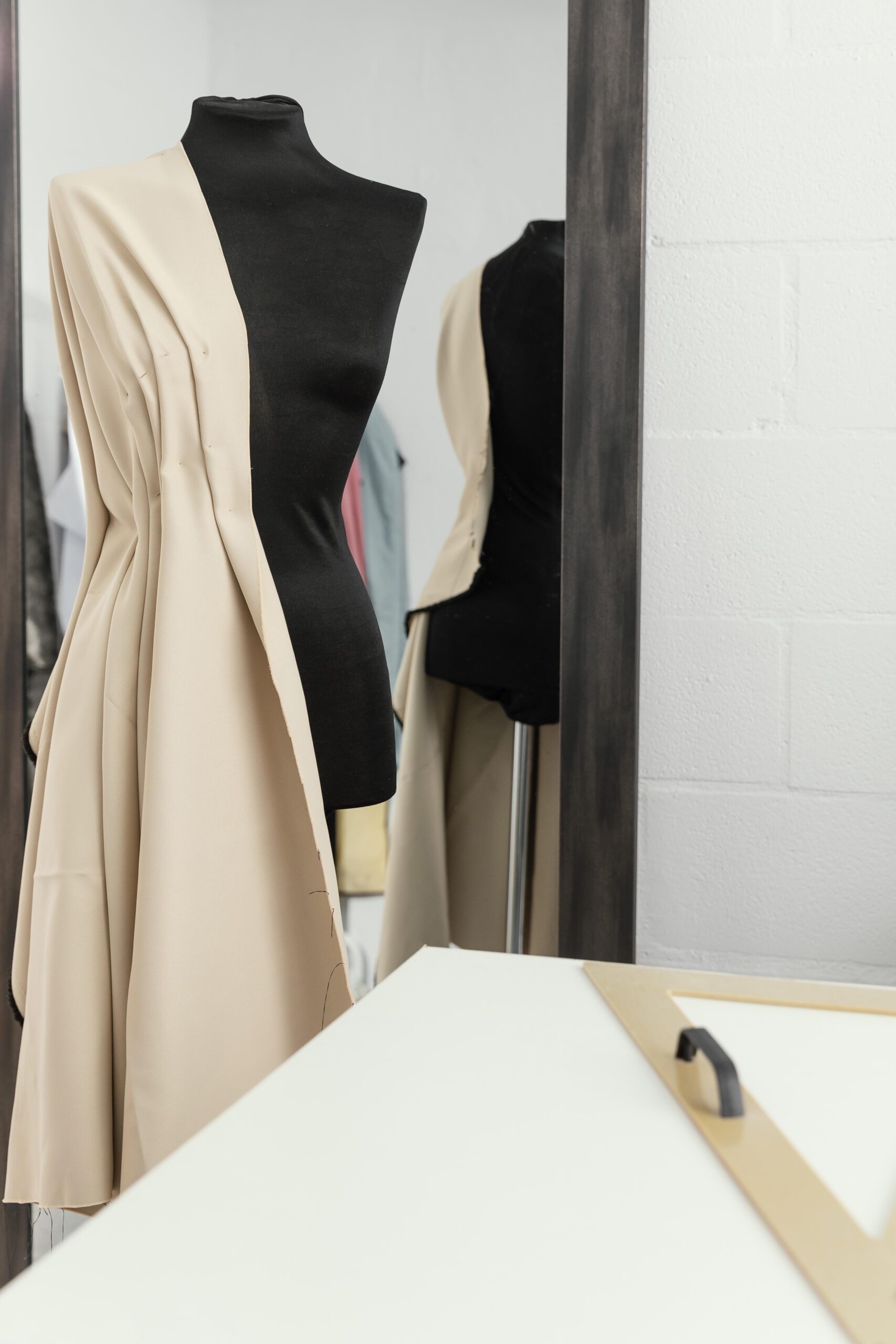 mujer-que-trabaja-en-su-taller-de-diseno-de-moda-sola