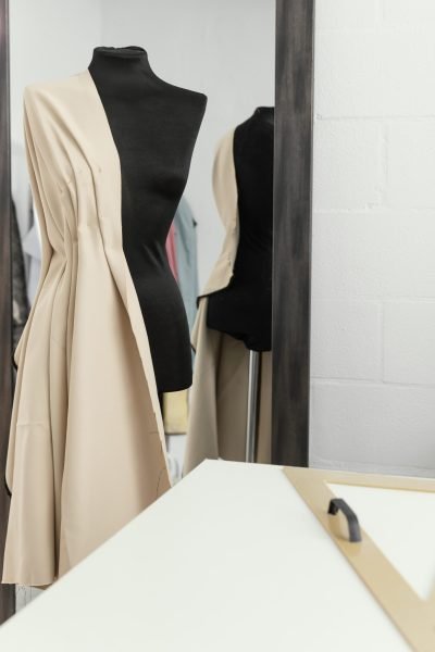 mujer-que-trabaja-en-su-taller-de-diseno-de-moda-sola